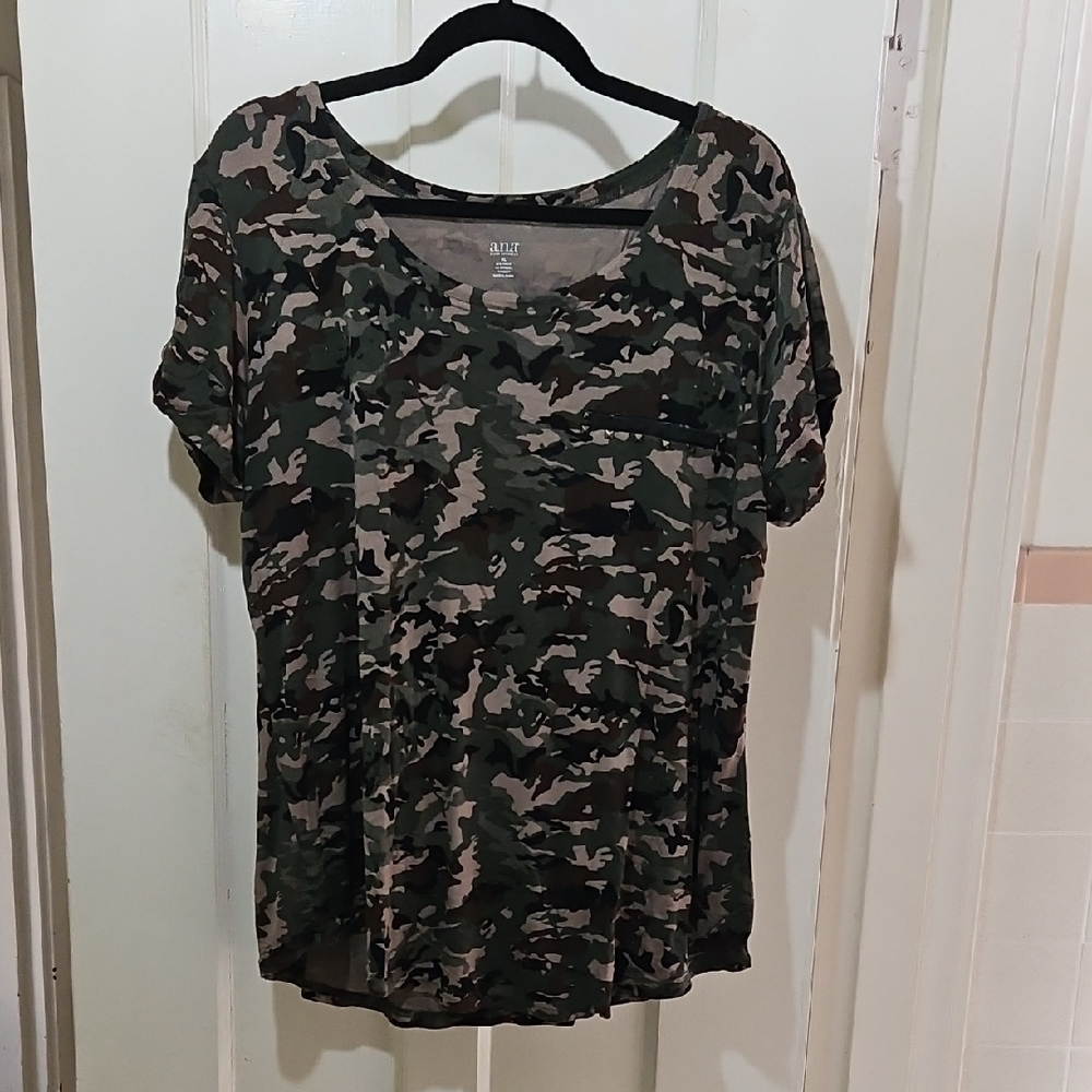 a.n.a Graphic Green and Brown Short Sleeve Tee